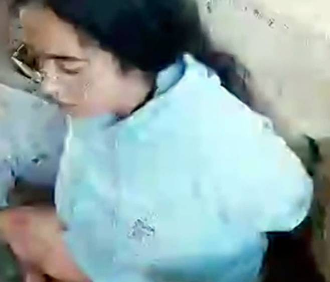 하마스 무장대원에 납치되는 이스라엘 여군 병사. / 사진=AP, 연합뉴스