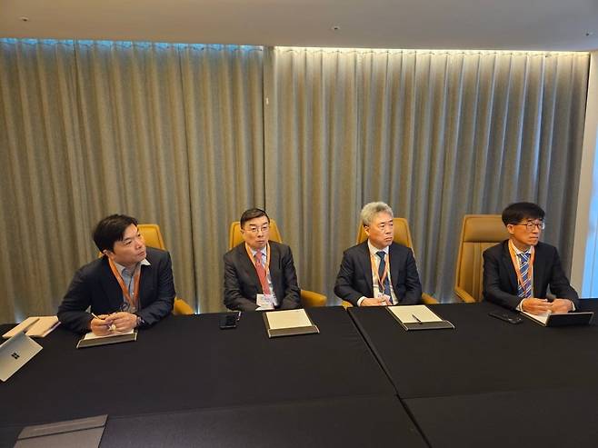 (왼쪽부터)한용해 HLB그룹 최고기술책임자(CTO), 프랭크 지앙 항서제약 최고전략책임자(CSO), 정세호 엘레바 대표, 엘레바의 운영총괄(COO)인 장성훈 부사장. / 사진=김유림 기자