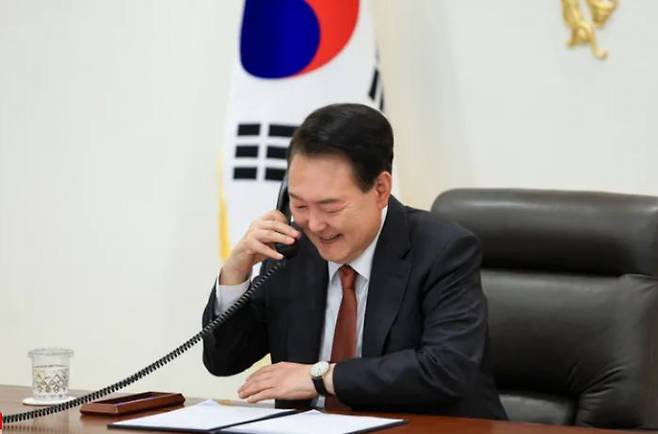 President Yoon Seok-yeol speaks on the phone with Singapore\'s new Prime Minister Lawrence Wong on Tuesday. Courtesy of the Office of the President