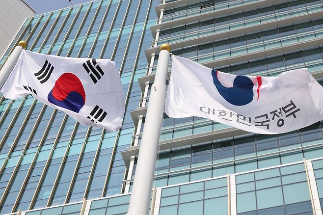 세종시 정부세종청사 중앙동에서 국기와 정부기가 펄럭이고 있다. 연합뉴스