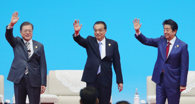 문재인 대통령, 리커창 중국 총리, 아베 신조 일본 총리가 지난 2019년 12월24일 중국 청두에서 한·중·일 정상회담을 계기로 열린 재계 인사들과의 회의에 참석한 모습. 한·중·일 정상회담은 이 회담을 끝으로 4년 5개월 동안 열리지 않았다. 연합뉴스