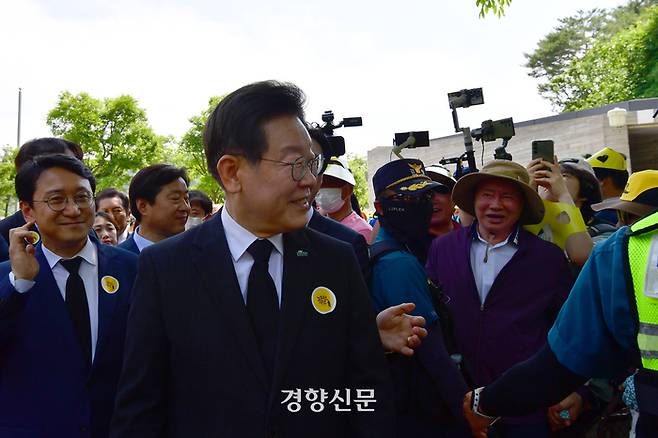 고 노무현 전 대통령 서거 15주기인 23일 오후 경남 김해시 봉하마을에서 열린 추도식에 이재명 더불어민주당 대표가 참석하고 있다. 정지윤 선임기자