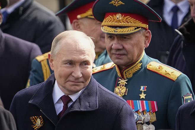 블라디미르 푸틴 러시아 대통령(왼쪽)이 지난 9일(현지시간) 모스크바 붉은광장에서 열린 전승절 기념 열병식에 참석한 후 떠나고 있다. AP연합뉴스