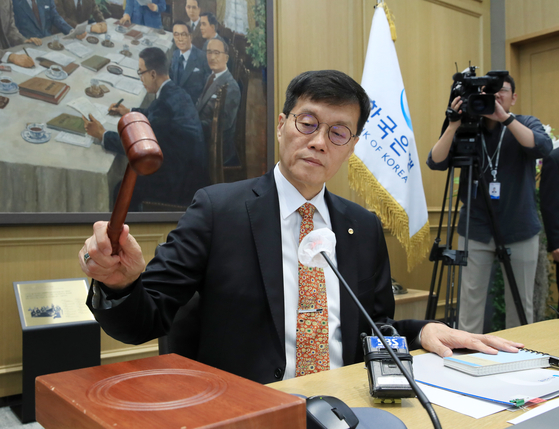 Bank of Korea Gov. Rhee Chang-yong at the Monetary Policy Board meeting in central Seoul on Thursday [BANK OF KOREA]