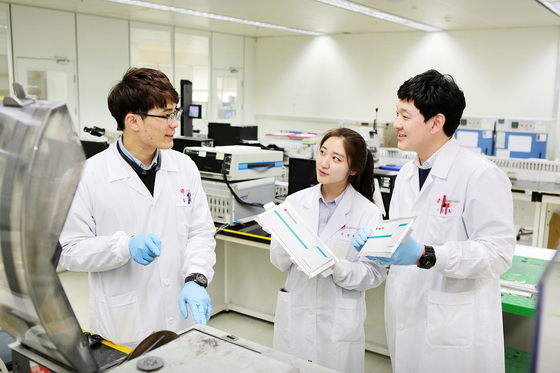 Researchers discuss batteries at LG Energy Solution’s Daejeon research center. [LG ENERGY SOLUTION]