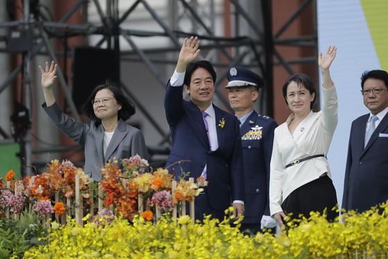 New Taiwan's President Lai Ching-te, center, Vice President Hsiao Bi-khim, right, and former President Tsai Ing-wen wave during Lai's inauguration ceremonies in Taipei, Taiwan, on Monday. [AP/YONHAP]
