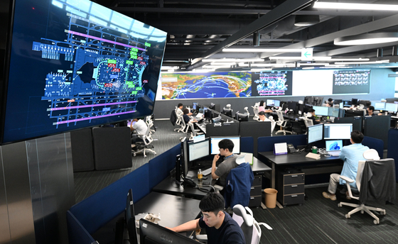 Employees work at Korean Air's newly furbished operations control center at the airline's headquarters in Gangseo District, western Seoul, on Thursday. [YONHAP]