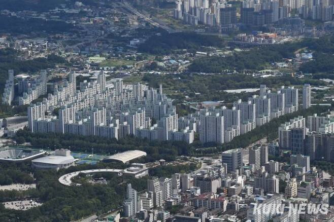 4월 서울 아파트 전세거래량이 1년 전보다 줄었다. 평균 보증금을 올랐다. 쿠키뉴스 자료사진 