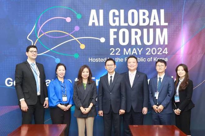 LG AI연구원과 유네스코가 지난 22일 AI 서울 정상회의가 열린 서울 한국과학기술연구원에서 AI 윤리 플랫폼을 함께 만들기 위한 협약을 체결했다고 23일 밝혔다. LG