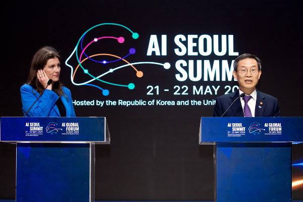 이종호(오른쪽) 과학기술정보통신부 장관과 미셸 도넬란 영국 과학혁신기술부 장관이 22일 서울 성북구 한국과학기술연구원에서 인공지능(AI) 정상회의와 AI 글로벌 포럼과 관련해 브리핑을 하고 있다. 과학기술정보통신부 제공