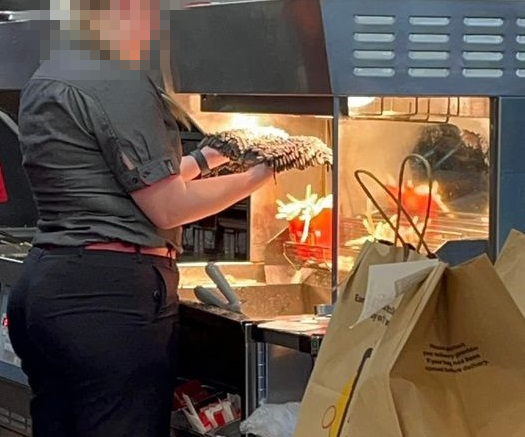 호주의 한 맥도날드에서 직원이 감자튀김 제조기에서 걸레를 말리고 있는 모습. 페이스북 'Subtle Bogan Traits' 계정