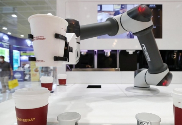 로봇이 커피를 서빙하고 있는 모습. 기사의 이해를 돕기 위한 이미지. 기사 내용과 직접 관련이 없습니다. 연합뉴스