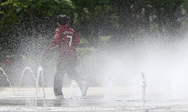 초여름 날씨를 보인 어제(22일) 바닥분수에서 물놀이 중인 한 아이 / 사진=연합뉴스