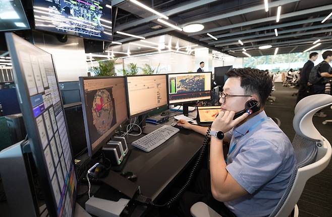 OCC에 근무하는 직원이 운항 중인 대한항공 항공기의 실시간 운항 정보를 조종사와 공유하고 있다.<대한항공>