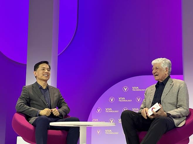 22일(현지시간) 프랑스 파리에서 열린 비바테크2024에서 로빈 리 바이두 창업자(CEO)가 모리스 레비 퍼블리시스그룹 회장과 대담하고 있다. 파리 황순민 기자