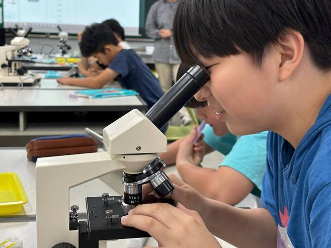 23일 과천 청계초등학교에서 '현미경 세포 관찰' 과학수업을 진행했다./사진제공=경기도교육청