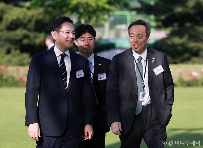 [서울=뉴시스] 조수정 기자 = 이재용 삼성전자 회장과 미즈시마 고이치 주한일본대사가 23일 서울 용산 대통령실 잔디마당에서 열린 '2024 대한민국 중소기업인대회'에 앞서 대화나누고 있다. (대통령실통신사진기자단) 2024.05.23. chocrystal@newsis.com /사진=조수정