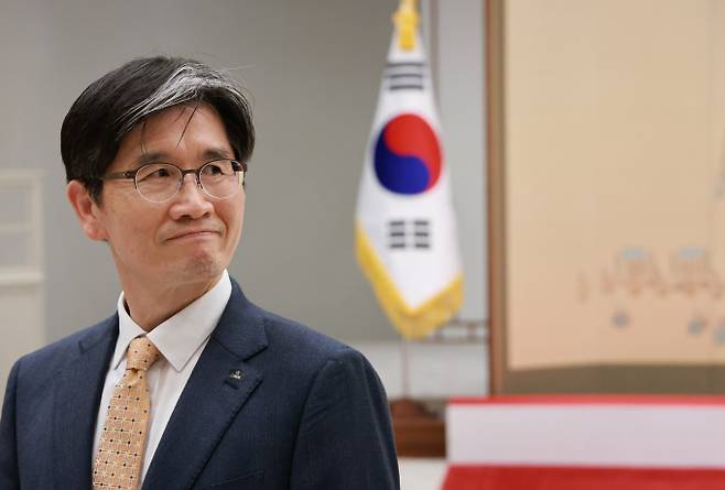 오동운 고위공직자범죄수사처장(공수처장)이 지난 22일 윤석열 대통령으로부터 임명장을 받았다. 사진은 오 공수처장이 지난 22일 서울 용산 대통령실 청사에서 윤 대통령으로부터 임명장을 받기 위해 기다리는 모습. /사진=뉴시스(대통령실통신사진기자단)