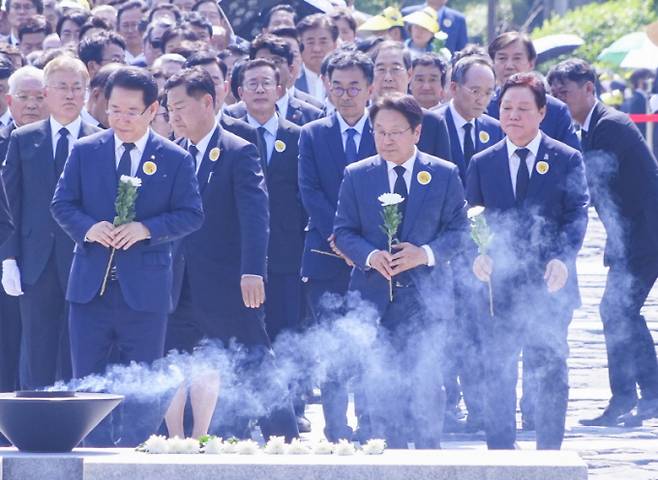 강기정 광주광역시장(앞줄 왼쪽 두번째)이 23일 오후 경남 김해시 봉하마을에서 열린 ‘고(故) 노무현 전 대통령 서거 15주기 추도식’에 참석해 노 전 대통령 묘역을 참배하고 있다./사진=광주시