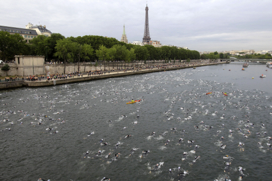 프랑스 파리 센 강에서 열린 철인3종 수영 경기. AP 뉴시스