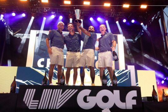 LIV 골프는 23일(한국시간) 올해 최종전인 팀 챔피언십을 미국 텍사스주 캐럴턴의 매리도 골프클럽에서 개최한다. 사진은 지난해 팀 챔피언십에서 우승한 크러셔GC가 시상식에서 환호하는 모습. AP뉴시스