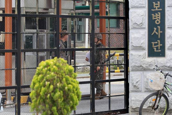 21일 오전 세종에 위치한 육군 제32보병사단 정문 모습. 이날 육군 제32보병사단 신병교육대에서 훈련 도중 수류탄이 터져 훈련병 1명이 숨지고, 부사관 1명이 중상을 입었다. [연합]