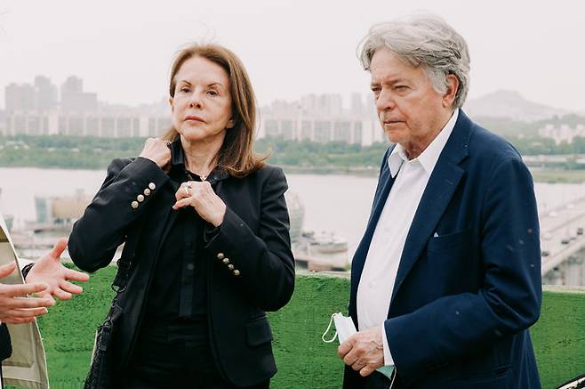 [서울=뉴시스] 신반포 2차 설계를 맡은 2포잠박(2Portzamparc)의 엘리자베스 드 포잠박(Elizabeth de Portzamparc)과 크리스티앙 드 포잠박(Christian de Portzamparc) 공동대표가 지난 17일 현대건설 임직원들과 함께 재건축 현장을 방문한 모습. (사진=현대건설 제공) 2024.05.23. photo@newsis.com  *재판매 및 DB 금지