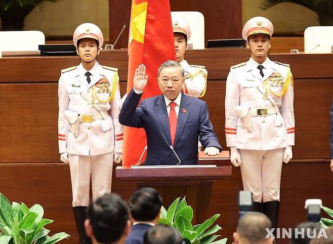 [하노이=신화/뉴시스]시진핑 중국 국가주석이 또 럼 신임 베트남 국가주석에게 축전을 보내 취임을 축하했다고 22일 신화통신이 보도했다. 사진은 이날 베트남 하노이에서 열린 취임식의 럼 주석.(VNA/신화통신 통해 배포) 2024.5.23