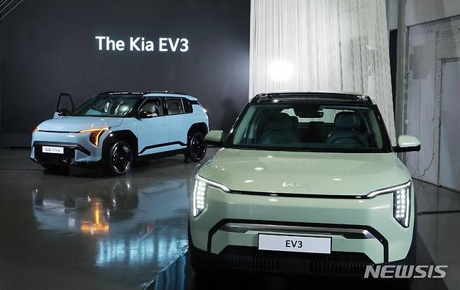[서울=뉴시스] 고범준 기자 = 22일 서울 성동구 성수 언플러그드 그라운드에서 열린 'The Kia EV3 포토미디어데이'에서 SUV 전기차 EV3가 공개되고 있다. EV3는 국내 시장 기준 21년 기아 첫 E-GMP 기반 전기차 EV6와 23년 대형 전동화 플래그십 SUV EV9에 이은 기아의 세번째 전용 전기차다. 기아는 EV3를 81.4kWh 배터리를 탑재한 롱레인지 모델과 58.3kWh 배터리를 탑재한 스탠다드 모델 두 가지로 운영, 혁신적인 기술과 동급 EV 대비 보다 높은 상품 경쟁력을 갖춘 EV3로 전기차 대중화를 선도한다는 계획이다. 2024.05.23. bjko@newsis.com