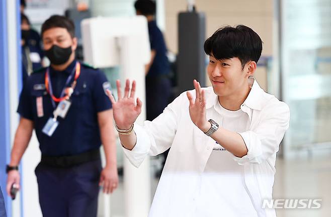 [인천공항=뉴시스] 김근수 기자 = 토트넘 홋스퍼 주장 손흥민이 23일 인천국제공항 제2여객터미널로 입국하고 있다. 2024.05.23. ks@newsis.com