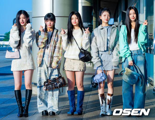 [OSEN=김포공항, 민경훈 기자] 걸그룹 아일릿(ILLIT)이 10일 오전&nbsp;KCON JAPAN 2024(케이콘 재팬 2024) 및 해외 일정을 위해 김포공항을 통해 일본 도쿄로 출국했다.케이콘 재팬 2024(KCON&nbsp;JAPAN 2024)는 오는 10일부터 3일간 일본 지바현에 위치한 Makuhari Messe(마쿠하리 멧세)에서 열린다.아일릿이 출국하며 팬들과 취재진을 향해 인사하고 있다. 2024.05.10 / rumi@osen.co.kr
