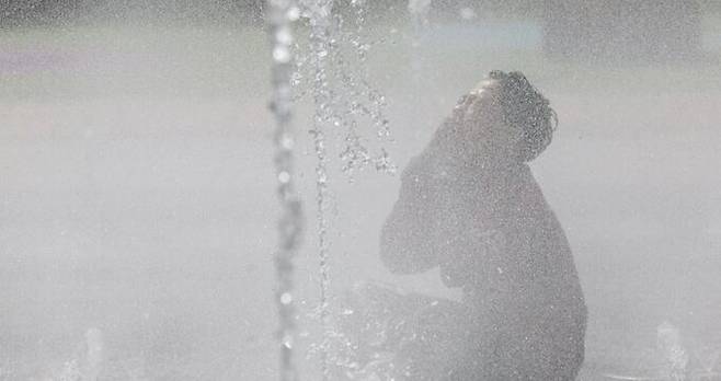 초여름 날씨를 보인 22일 대구 서구 꼼지락공원 바닥분수에서 한 아이가 물놀이하며 더위를 식히고 있다. 연합뉴스