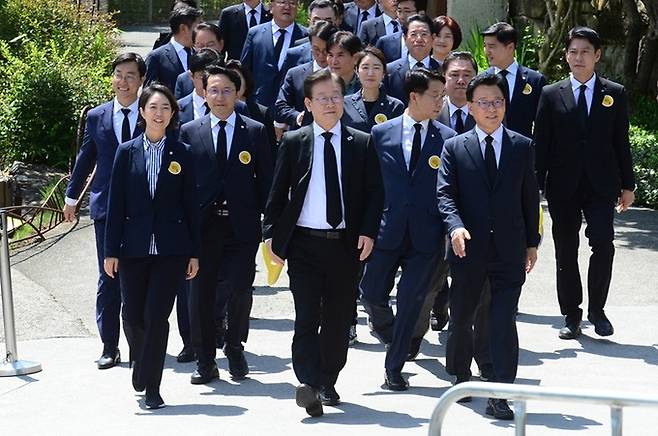 지난해 5월23일 이재명 더불어민주당 대표가 당 지도부들과 함께 경남 김해시 봉하마을에서 열린 고(故) 노무현 전 대통령 서거 14주기 추도식에 참석하고 있다. 뉴시스