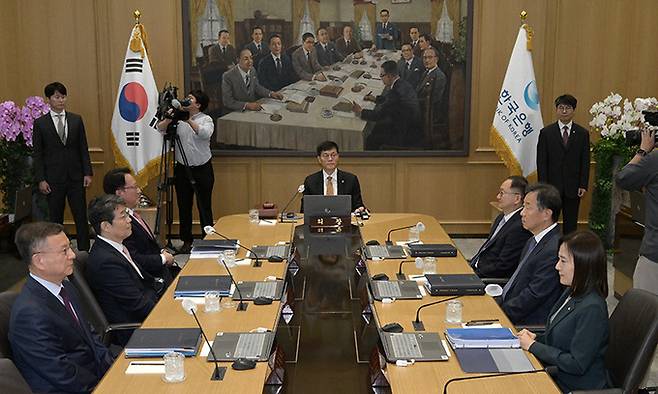 이창용 한국은행 총재가 23일 서울 중구 한국은행에서 열린 금융통화위원회를 주재하고 있다. 사진공동취재단