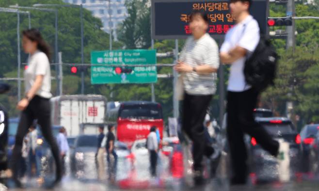 전국적으로 초여름 날씨를 보인 23일 서울 영등포구 여의대로 위로 지열에 의한 아지랑이가 피어오르고 있다. 연합뉴스