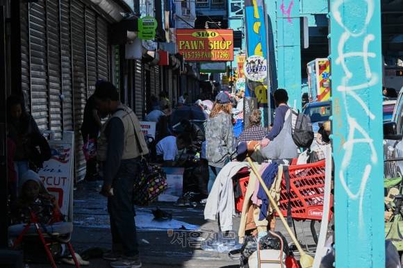 일명 ‘좀비랜드’로 알려진 필라델피아 켄싱턴 거리. 거리에 있는 이들 중 상당수는 외부 지역 사람으로 마약을 구매하기 위해 이곳에 방문했다가 중독으로 떠나지 못하는 경우가 많다.