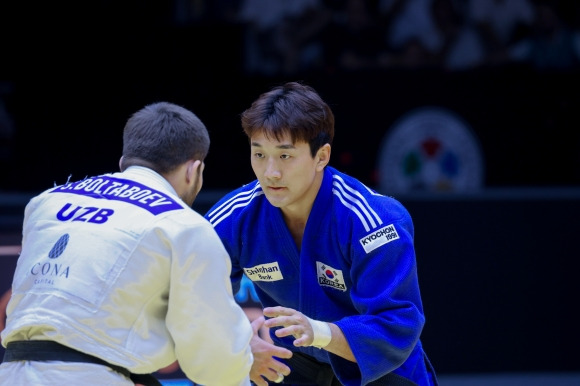 이준환(오른쪽)이 22일(한국시간) 아랍에미리트 아부다비 무바달라 아레나에서 열린 2024 국제유도연맹(IJF) 세계유도선수권대회 남자 81㎏급 동메달 결정전에서 우즈베키스탄의 샤로피딘 볼타보예프와 겨루고 있다. 대한유도회 제공