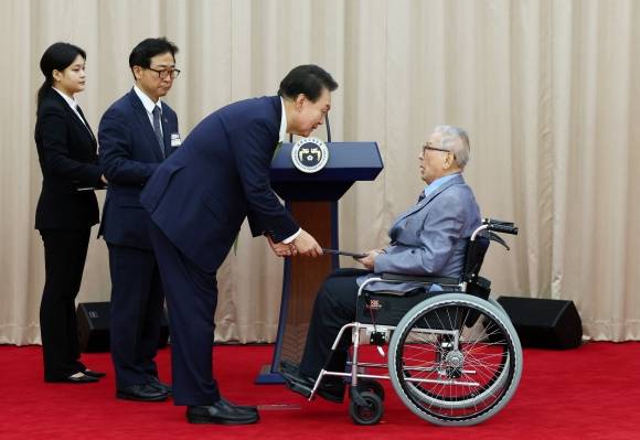윤석열 대통령, 대한민국학술원 70주년 훈장 수여 - 윤석열 대통령이 22일 서울 서초구 대한민국학술원에서 열린 개원 70주년 기념식에서 자연기초 분야 이상만 회원에게 국민훈장 무궁화장을 수여하고 있다. 2024.5.22 대통령실통신사진기자단