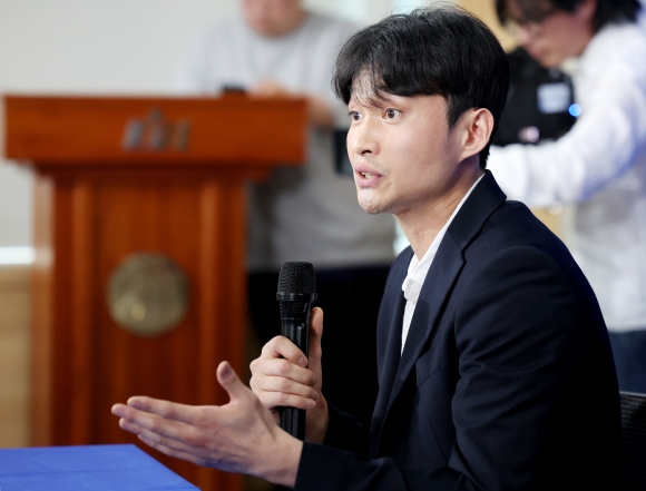 서울 삼성 이대성이 22일 서울 KBL센터에서 열린 삼성 입단 기자회견에서 한국으로 돌아온 이유를 밝히고 있다. 뉴시스