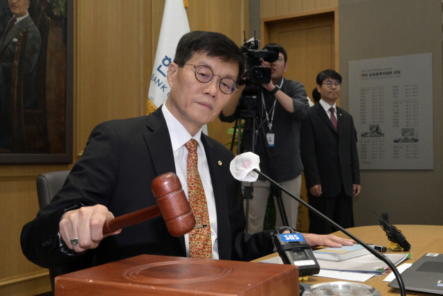 이창용 한국은행 총재가 23일 서울 중구 한국은행에서 열린 금융통화위원회에서 의사봉을 두드리고 있다.연합뉴스