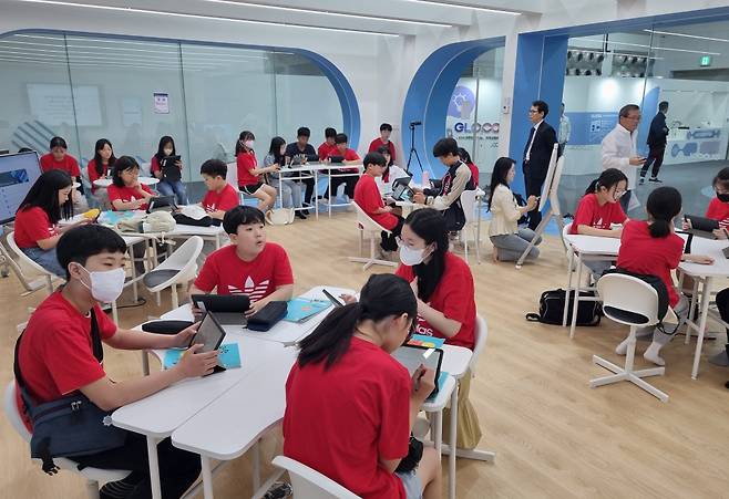 학생들이 여수 글로컬박람회장에 구축된 미래교실에서 사전수업을 받고 있다. ⓒ전남교육청