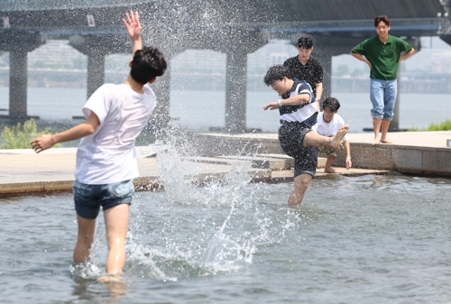 초여름 날씨를 보인 22일 서울 영등포구 여의도한강공원에서 학생들이 물놀이를 하고 있다. 연합뉴스