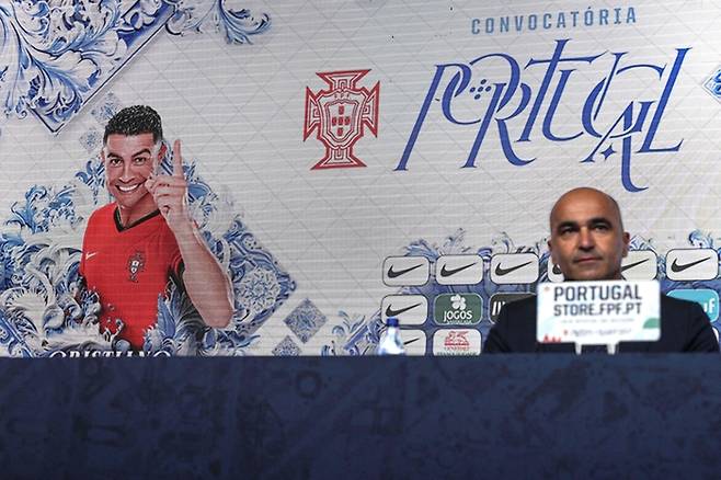 로베르토 마르티네스 포르투갈 대표팀 감독이 21일 유로 2024에 나설 대표팀 명단을 발표하고 있다.  AFP