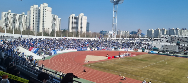 수원 서포터스가 지난 3월 10일 서울이랜드전이 열린 목동경기장에서 응원전을 벌이고 있다. 이날 수원 서포터스는 3324명이었고 총관중(9123명) 중 3분의 1이 차지했다.  김세훈 기자