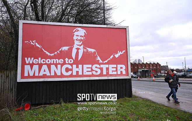 ▲ 텐 하흐 감독은 2022년 아약스에서 맨체스터 유나이티드 지휘봉을 잡았다. 2022-23시즌 초반에 흔들렸지만 빠르게 팀을 재정비했다. 크리스티아누 호날두를 1군에서 제외하는 초강수 등으로 팀을 장악했고 유럽축구연맹(UEFA) 챔피언스리그 진출과 9년 만에 리그컵 우승을 해냈다. 하지만 두 번째 시즌에 부진을 반복했고 경질론에 휩싸였다. 맨체스터 지역지 '이브닝스탠다드'는 23일(한국시간) "우리가 파악한 바에 따르면, 텐 하흐 감독 미래는 아직 결정된 것이 없다. 하지만 매니저(manager)에서 헤드코치(head coach)로 역할은 변경된다"라고 알렸다