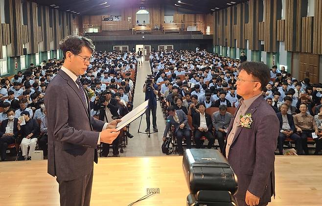 신흥고 명예졸업장 받는 박영화(오른쪽)씨  [독자 제공. 재판매 및 DB 금지]