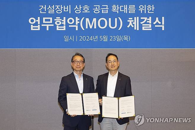 HD현대인프라코어, 두산밥캣과 북미 협력 강화 (서울=연합뉴스) HD현대 건설기계 부문 계열사인 HD현대인프라코어가 23일 더블트리바이 힐튼 서울 판교에서 두산밥캣과 '북미 지역 건설장비 상호 공급 확대를 위한 업무 협약(MOU)'을 체결했다고 밝혔다. 사진은 HD현대인프라코어 조영철 사장(왼쪽), 두산밥캣 스캇 박 부회장. 2024.5.23 [HD현대인프라코어 제공. 재판매 및 DB 금지] photo@yna.co.kr