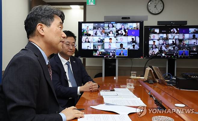 교실혁명 선도교사 연수 개회식 (서울=연합뉴스) 최재구 기자 = 이주호 부총리 겸 교육부 장관이 23일 종로구 정부서울청사에서 화상으로 열린 교실혁명 선도교사 연수 개회식에서 발언하고 있다.  2024.5.23 jjaeck9@yna.co.kr