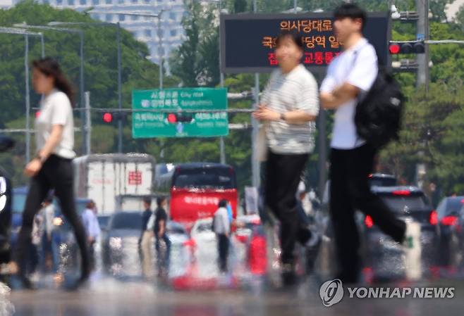 초여름 더위에 피어오른 아지랑이 (서울=연합뉴스) 김도훈 기자 = 전국적으로 초여름 날씨를 보인 23일 오후 서울 영등포구 여의대로 위로 지열에 의한 아지랑이가 피어오르고 있다. 2024.5.23 superdoo82@yna.co.kr