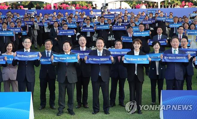 '함성 대한민국' 퍼포먼스하는 윤석열 대통령 (서울=연합뉴스) 임헌정 기자 = 윤석열 대통령이 23일 서울 용산 대통령실 잔디마당에서 열린 '2023 대한민국 중소기업인대회'에서 참석자들과 "'함'께 '성'장하는 대한민국"(함성 대한민국 선포식) 퍼포먼스를 하고 있다. 2023.5.23 [대통령실통신사진기자단] kane@yna.co.kr